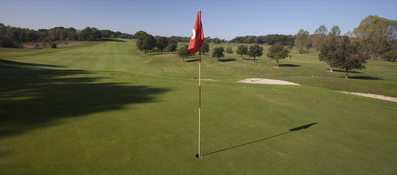 Vista panoràmica camp de golf amb bandera vermella